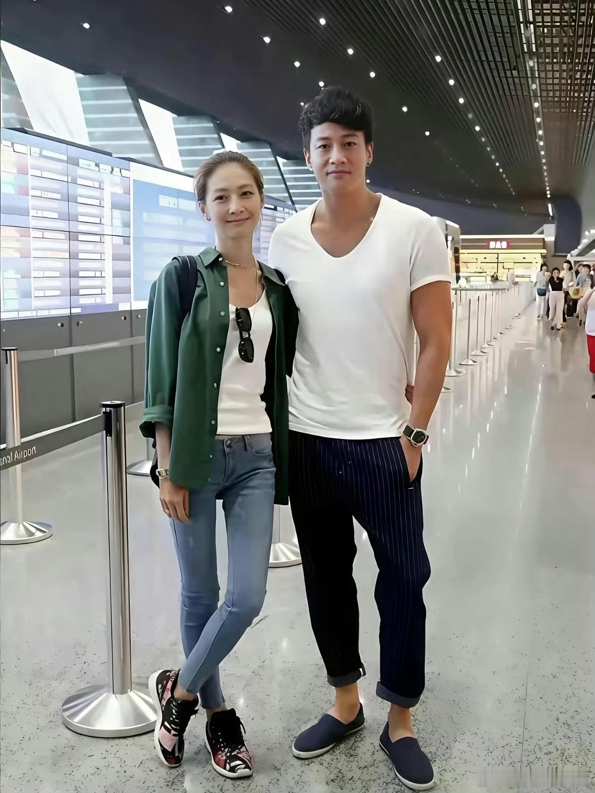 何润东和老婆是在夜店认识的他们两个感情很好 他对他老婆也很好啊 
