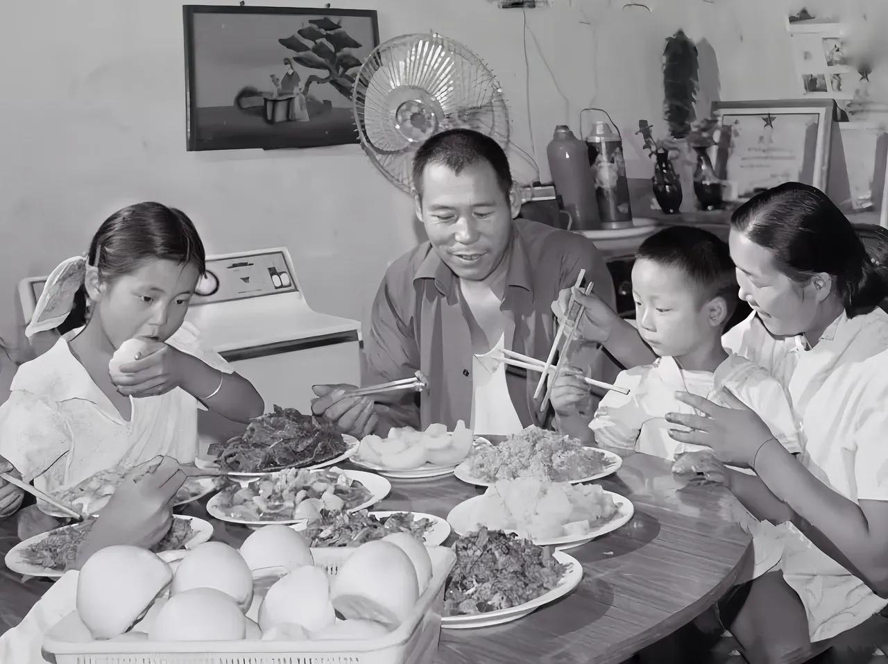 80年代，一家富裕的人家，在吃晚饭时，餐桌上摆满了丰盛可口的美味佳肴。周围摆放着
