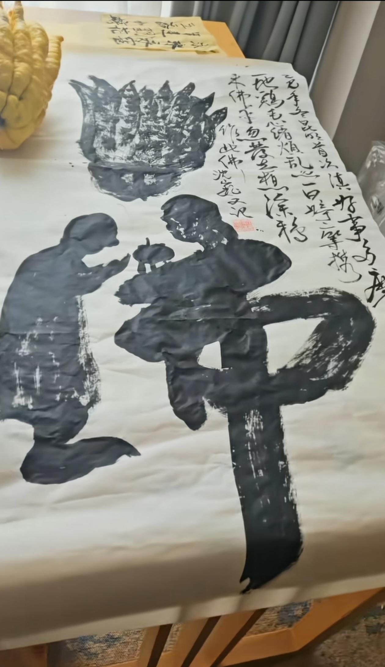 沈巍今天畅游云南一时兴起创作了这幅书法，很有创意，穿搭也很独特，憋了这么久，今天