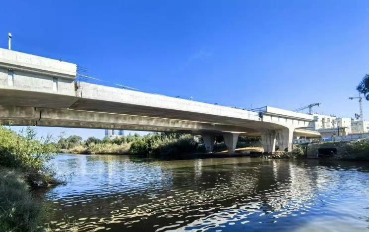 在我看来，特拉维夫的铁路网布局是不合理的，因为南北干些铁路只有一条，那就是沿海铁