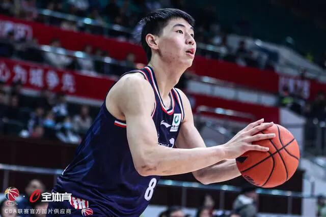 广州男篮不敌上海男篮，这两点表现一喜一忧

1、焦泊乔表现让人眼前一亮
李炎哲离