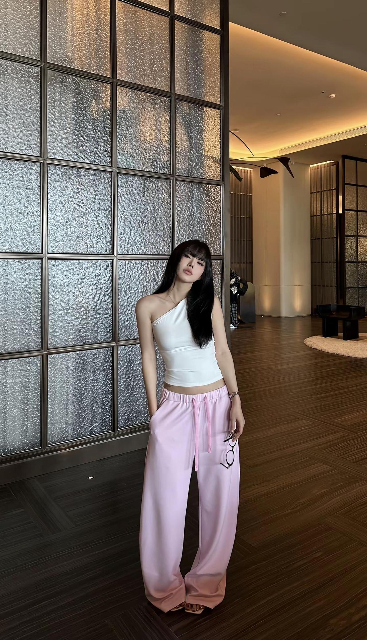 很会穿又很会拍那女的又来了 54张码住。穿搭 拍照姿势不重样