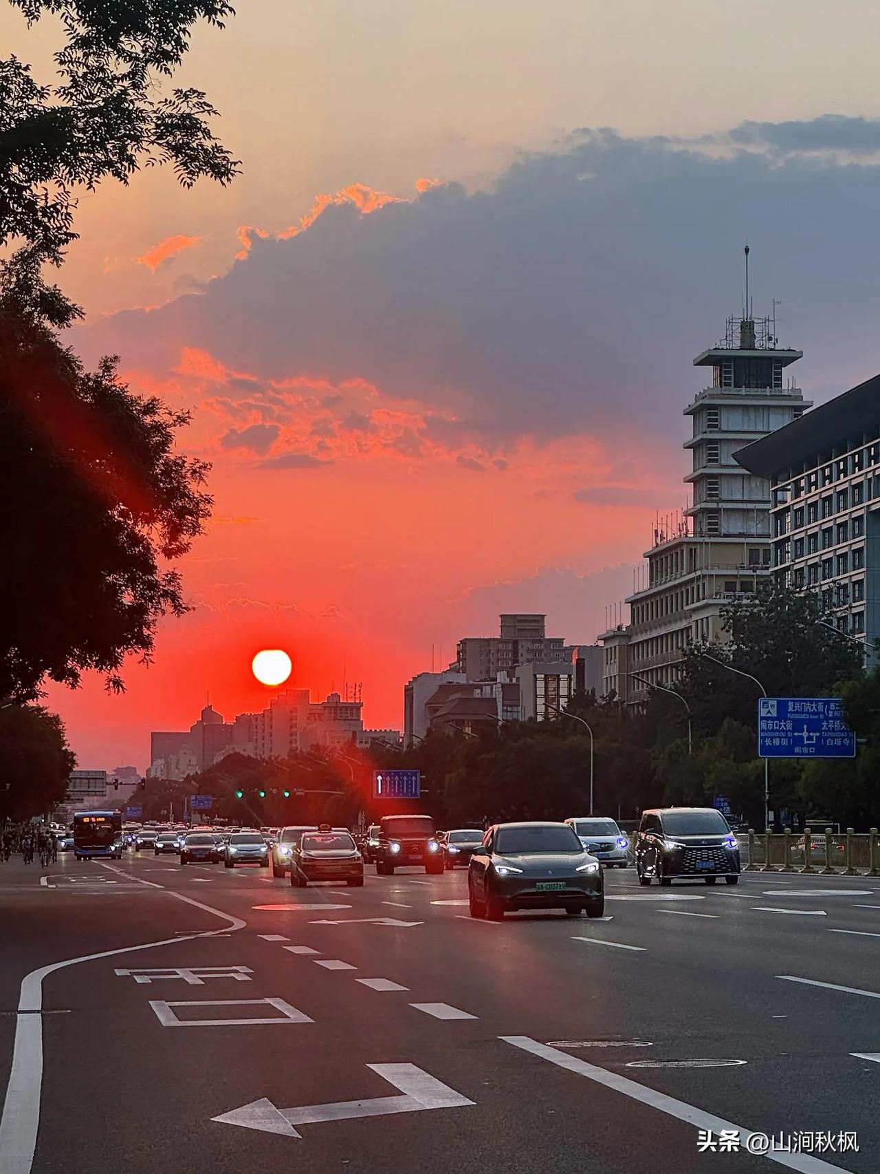 城市独有的浪漫

没有刻意的取景，只是街头偶然撞见的黄昏，把钢铁森林里的疲惫都揉