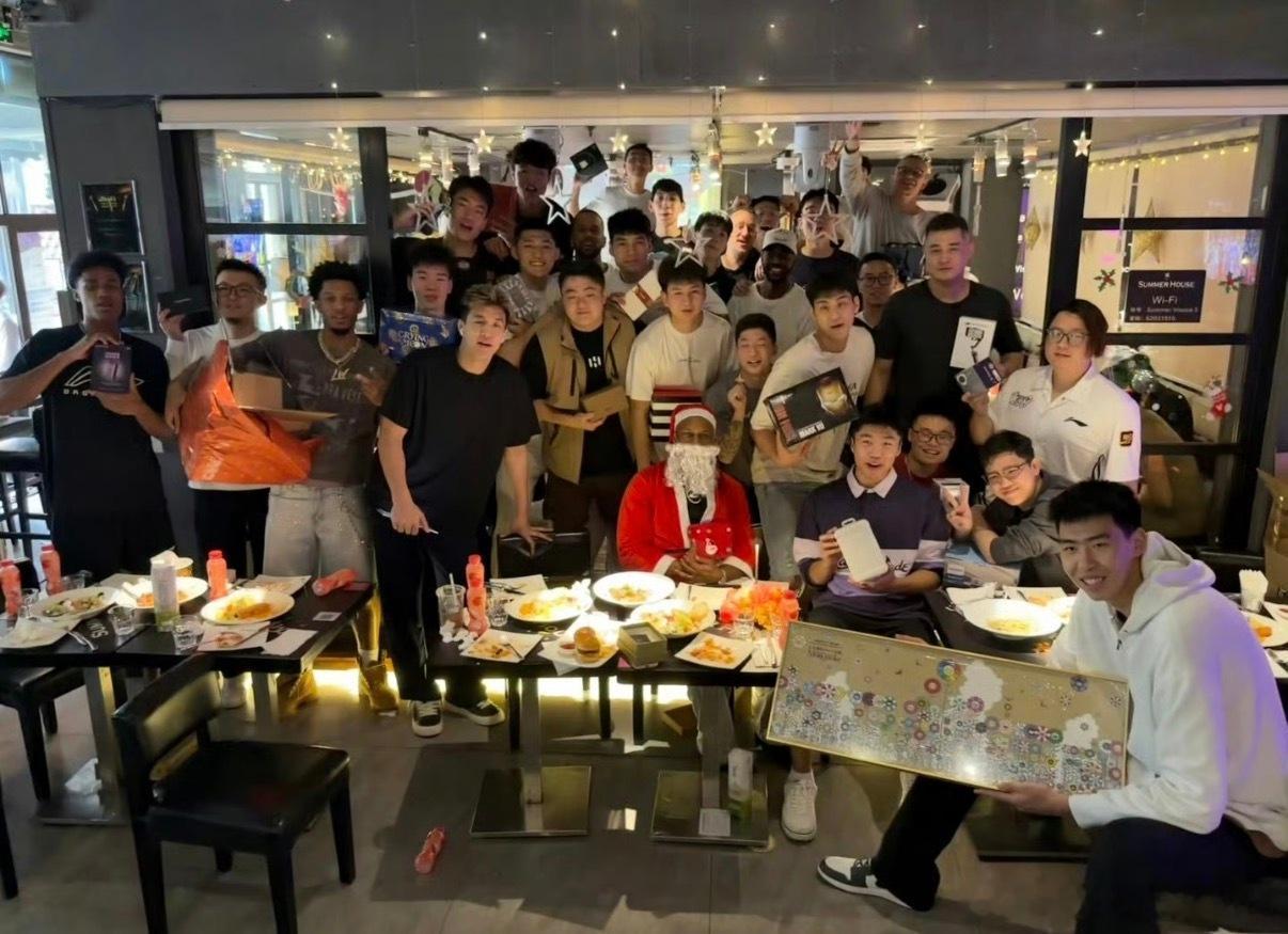 艾伦准备接收圣诞礼物啦🎁郭艾伦cba