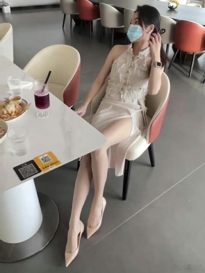 脚踝纤细，尽显优雅气质   