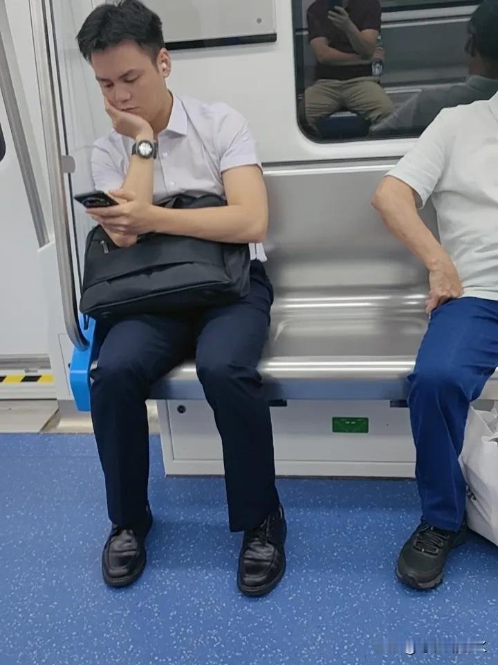 一边是工作不温不火，甚至可以说是半死不活，一边是家庭和生活的压力越来越大。很多中