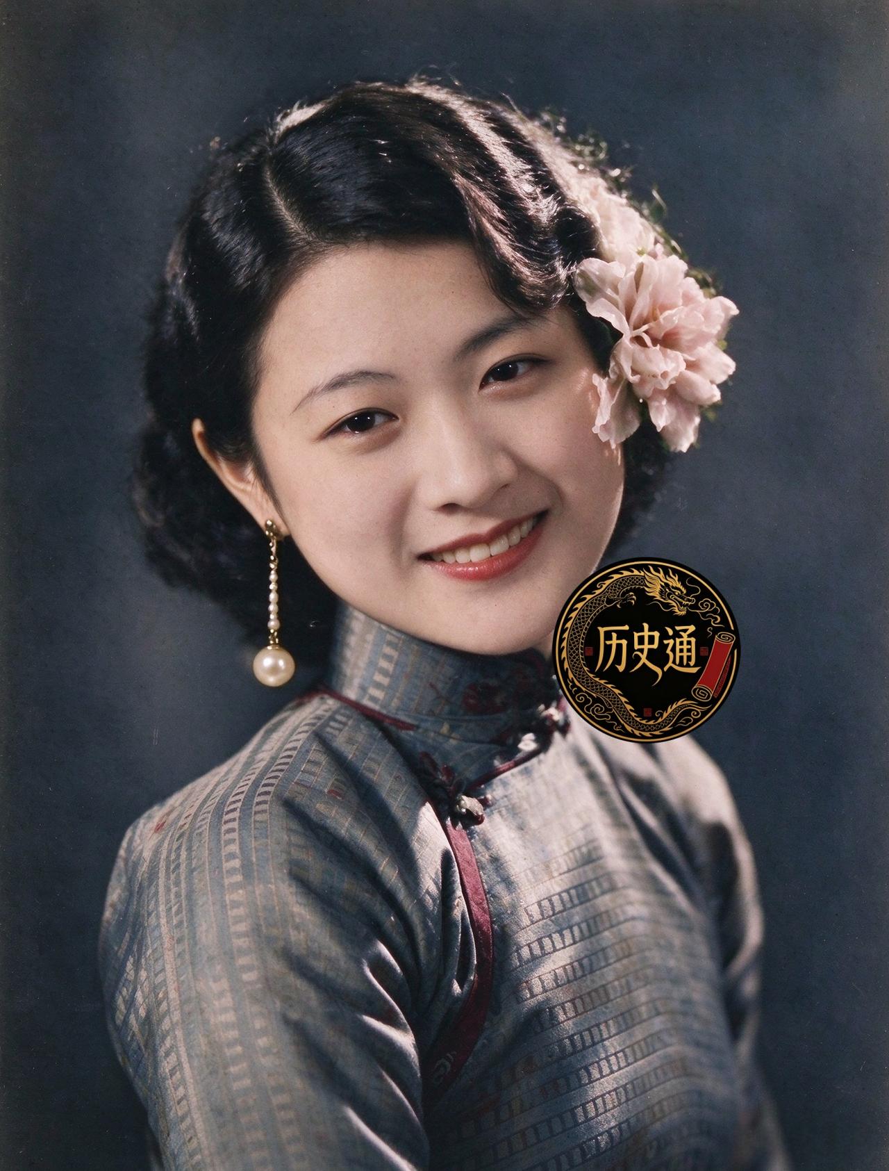 这位颜值三百六十度无死角的美人曾是北平华光女中校花。民国报纸早就有选美。翻出当年