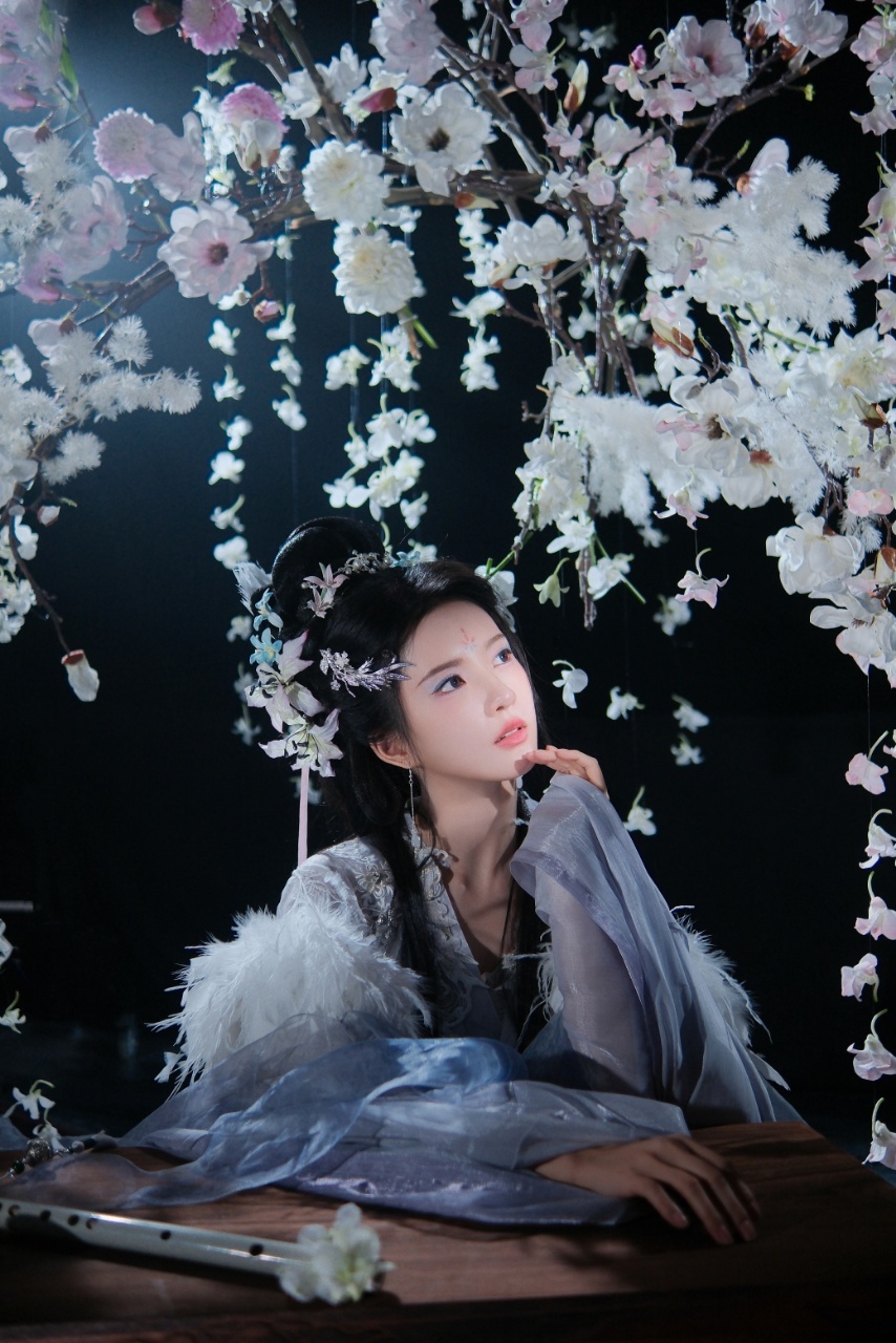 刘些宁古风美人毋庸置疑，这氛围感真的稳稳拿捏了🤏🏻 