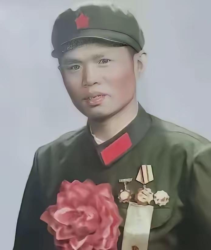 1982年，在对越作战中立下一等功的龙洪春，坚持娶一位有服刑经历的女工，被取消军