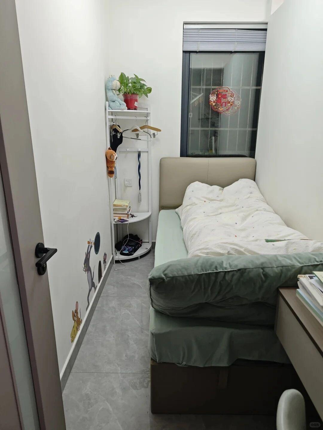 挑战全网最小卧室，香港除外
我要发起全网最小卧室挑战，不服的来比一比。
这本是一