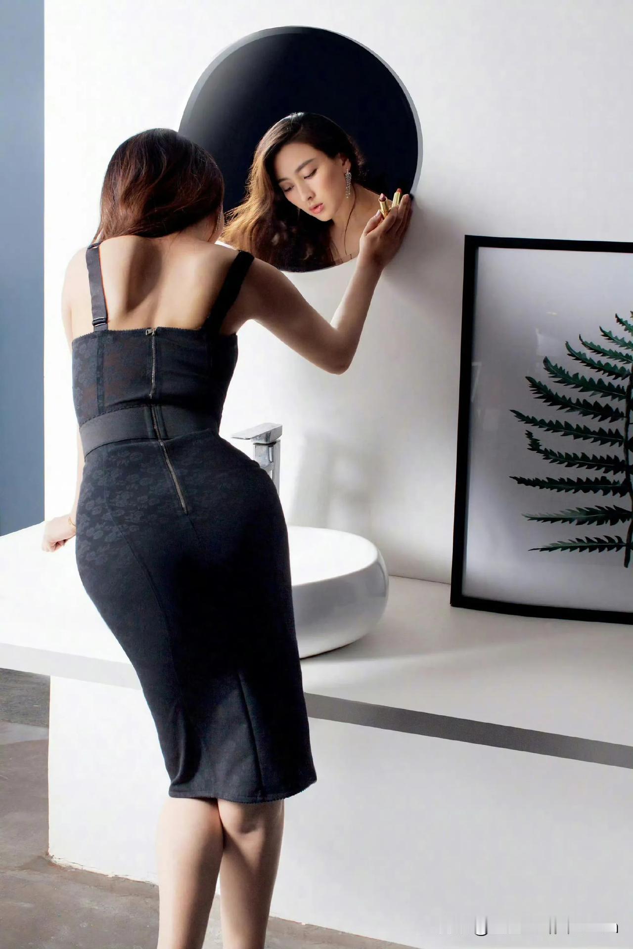 马苏优雅的女人在镜子前化妆，简约而精致