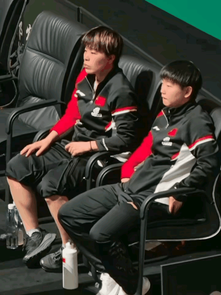 大几岁就是不一样，知道保护小妹妹！
 这是发生在乒乓球混团世界杯比赛场边的一幕。