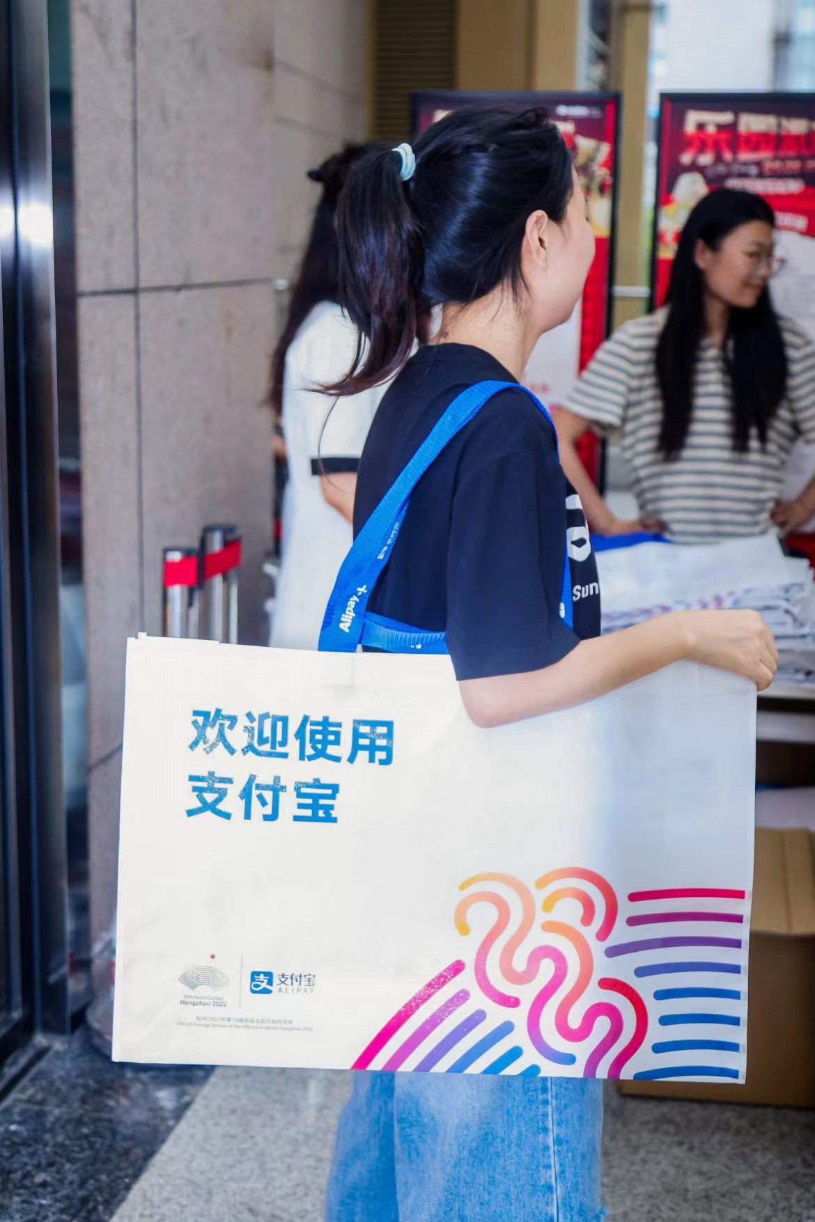 这年头没有背上支付宝亚运购物袋都已经不好意思去坐地铁了！我有一个朋友很想知道怎么