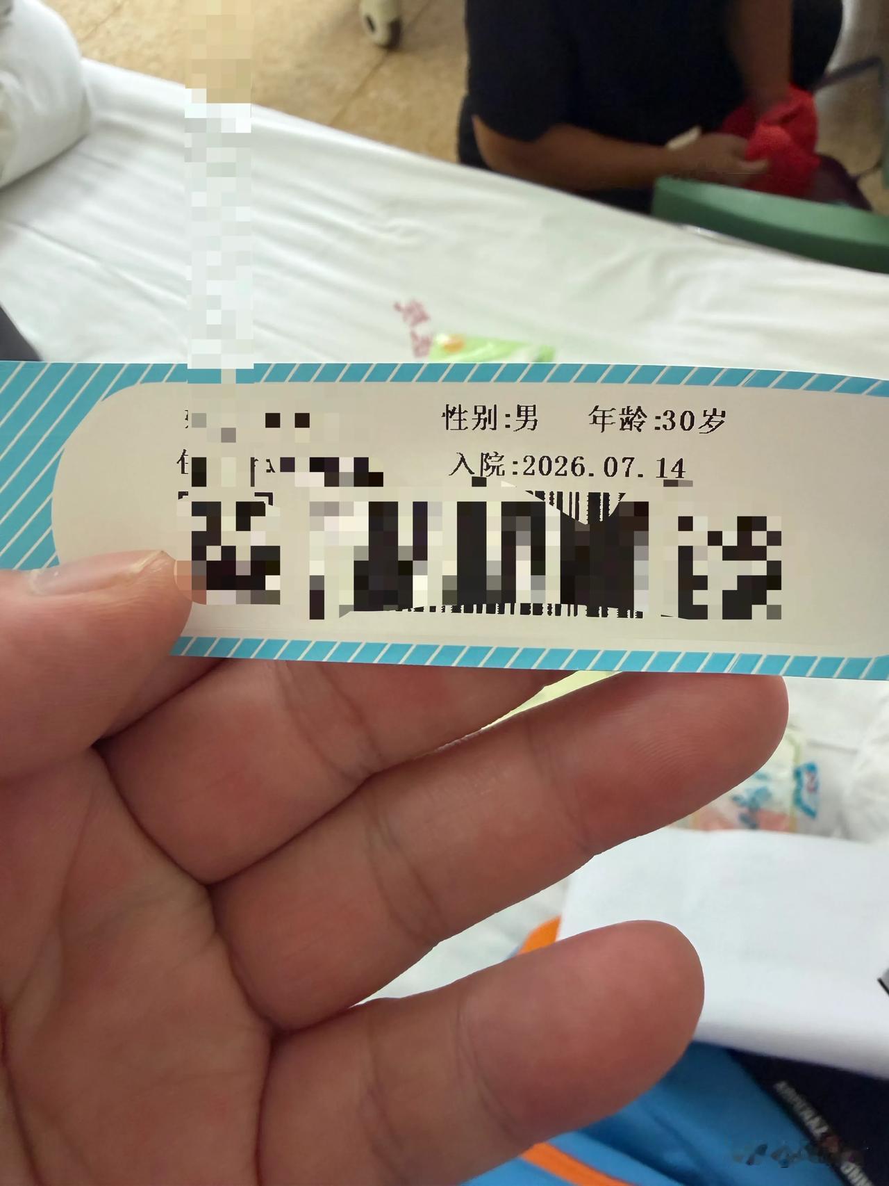 第一次住院：二级医院
左侧颈部淋巴结肿大，切除送活检，长3.5公分x宽3.5公分
