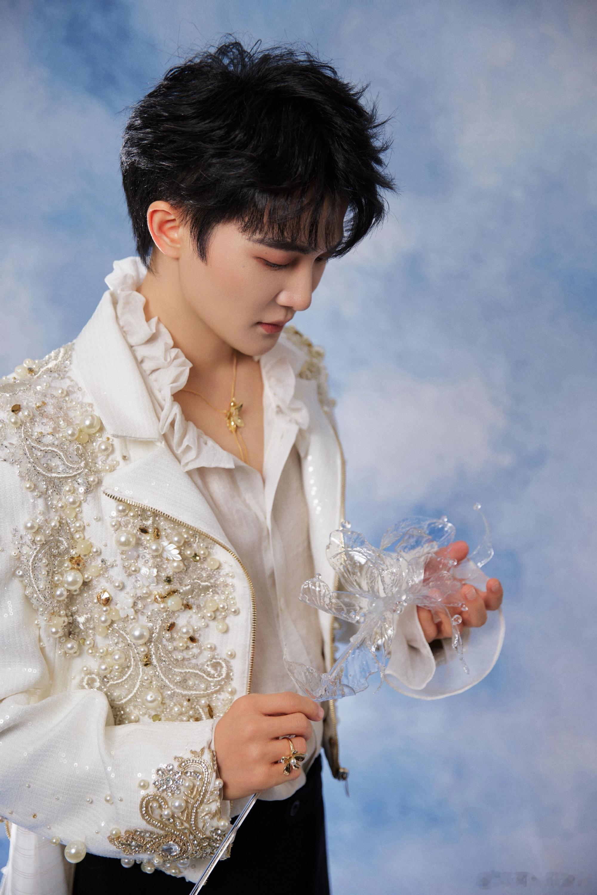 周深微博之夜加速器给周深的新年心意🔹人都是会慢慢成长的，让自己舒适就好！每个阶