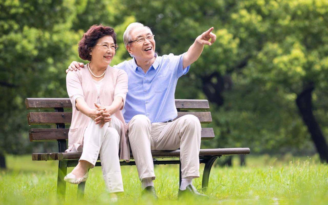 余华说：
“最理想的晚年，
是你根本不需要任何人为你养老。”
 
这短短一句话，