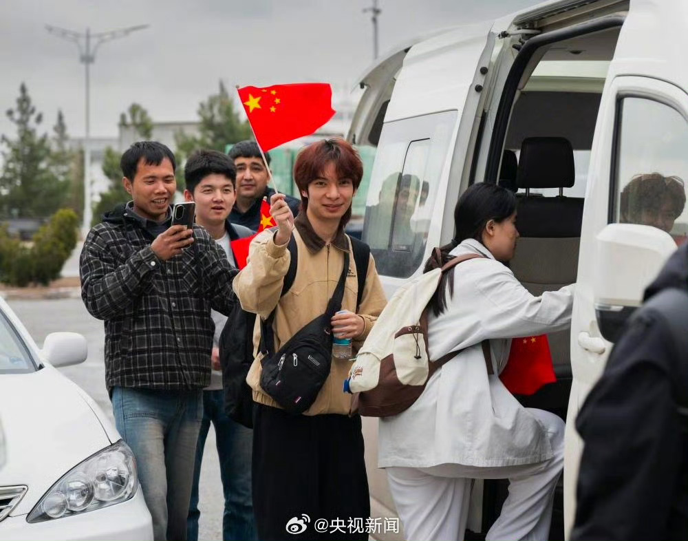 25名中国公民从伊朗撤离回国。 