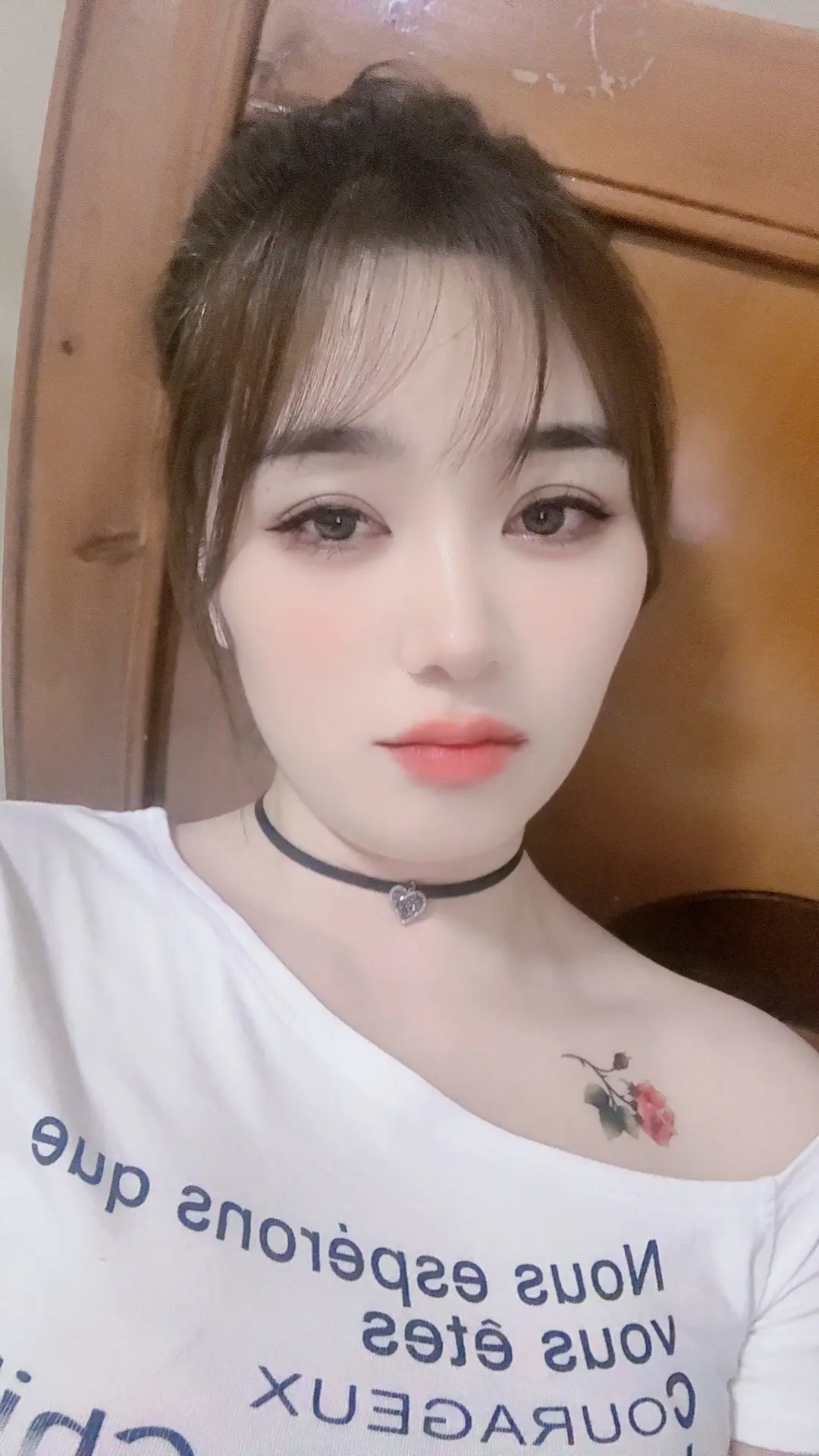 初听她是哑巴，再听我是哑巴，小时候觉得她苦，长大觉得我比她更苦。好歹她是少奶奶…