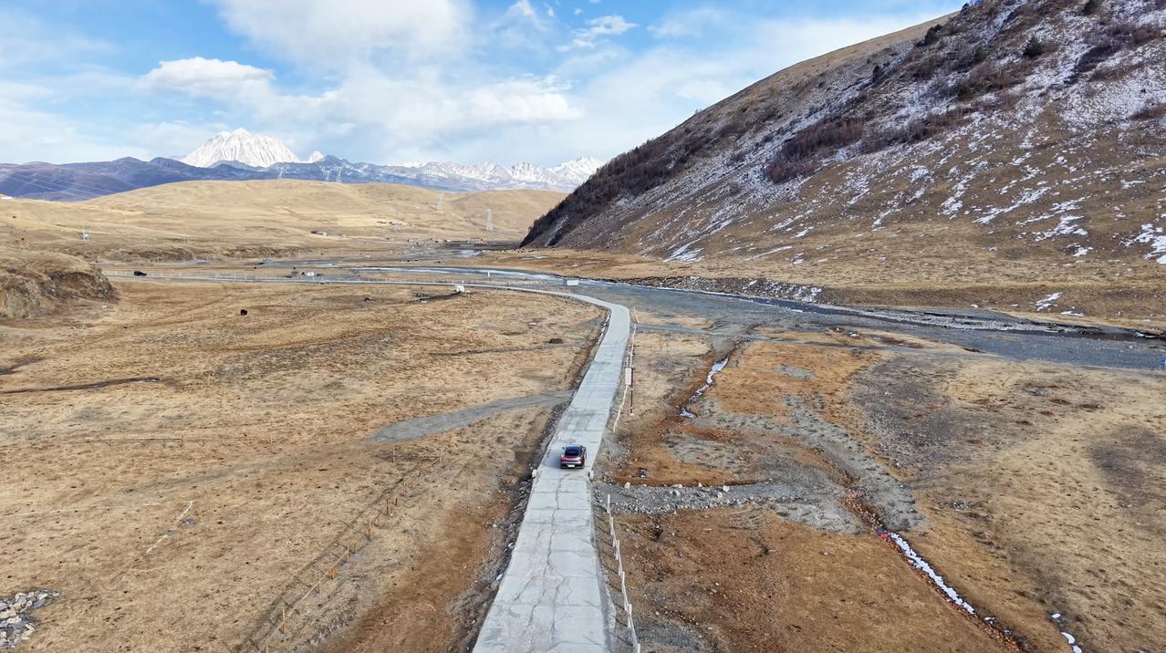 春节期间，许多返乡车主面临复杂多变的路况，如崎岖山路、滑雪地、泥泞村道等，带来了