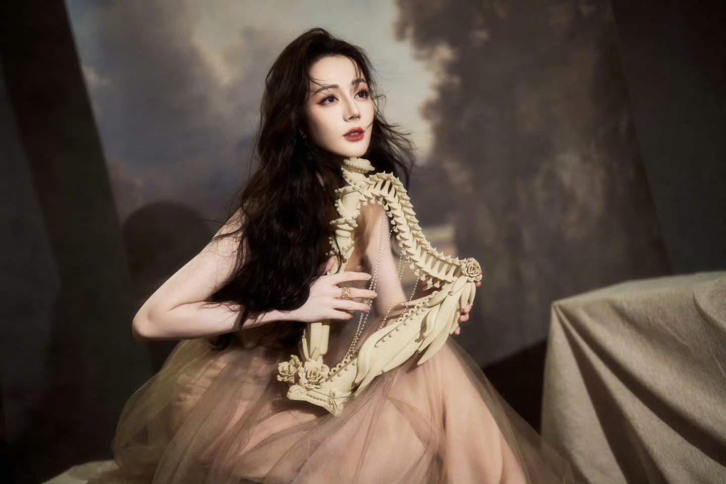 迪丽热巴金色纱裙  📷💃🏻📷迪丽热巴闪耀亮相北京SKP迪奥品牌活动，其时