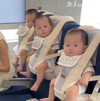 太可爱了！

3胞胎坐高铁买挂票不哭不闹
“95后”宝妈一拖三带娃坐高铁轻松拿捏