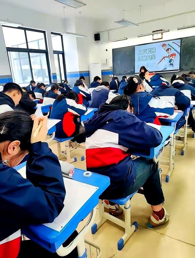 我那当老师的闺女，监考时碰上个事儿。
她逮着一个男生作弊，没吭声，就走到跟前，用