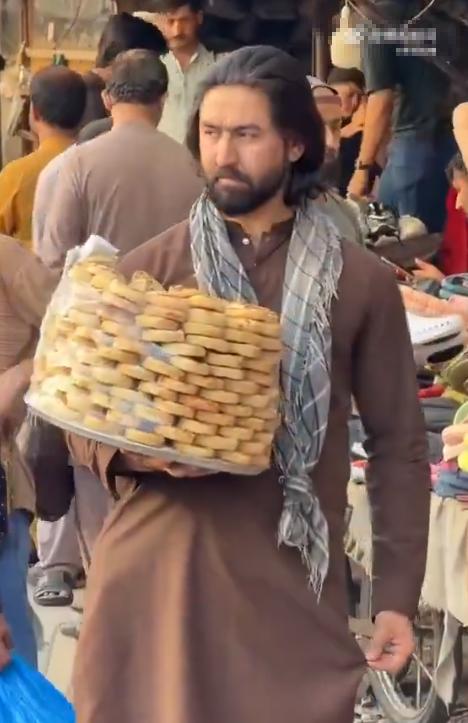 帅哥生在穷国也没啥用啊！

这个帅哥是印度人，还是巴基斯人？气质相当出众，但是却