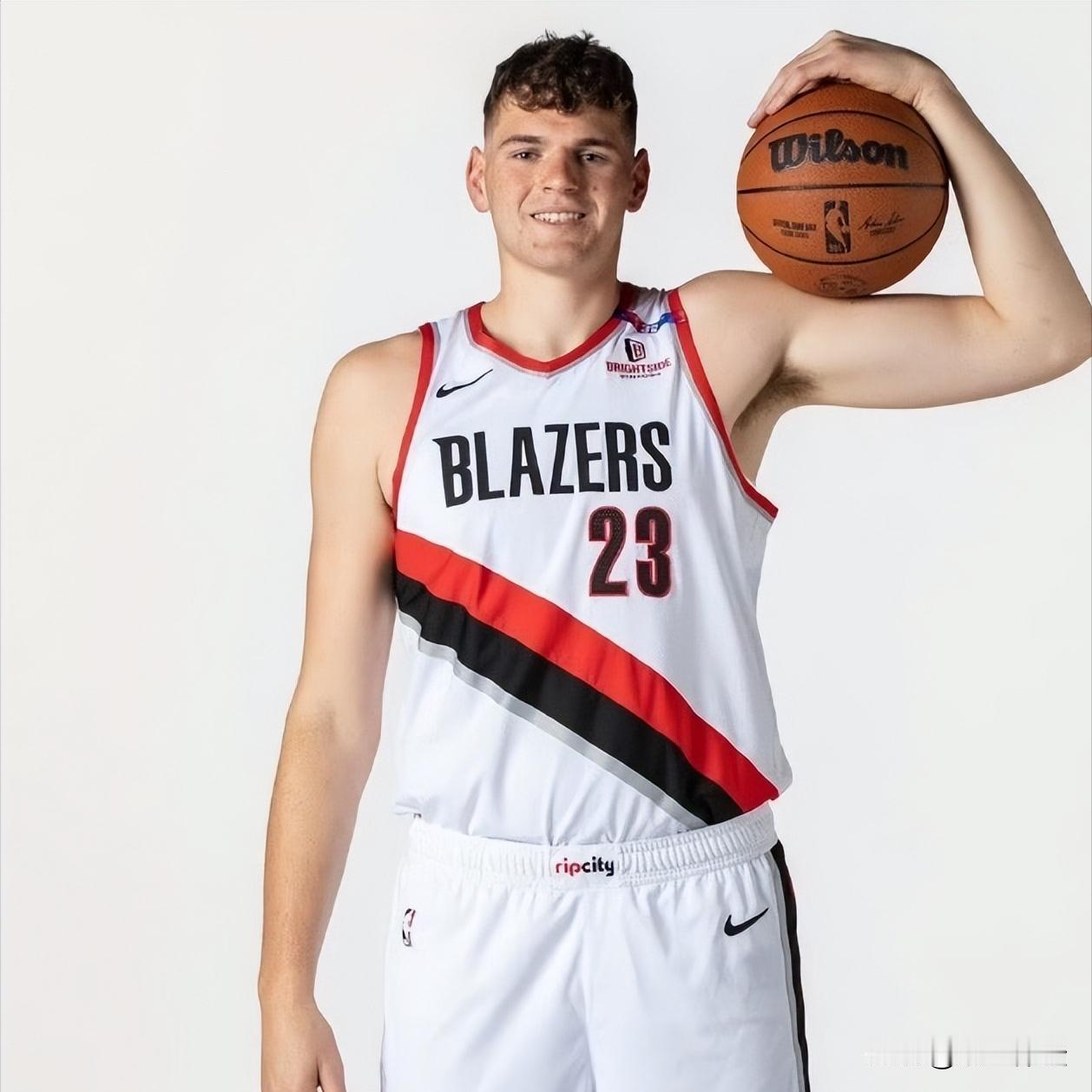 克林根这么打，杨瀚森有救了。

一场附加赛，2分，今天一场季后赛，4分，而且两场