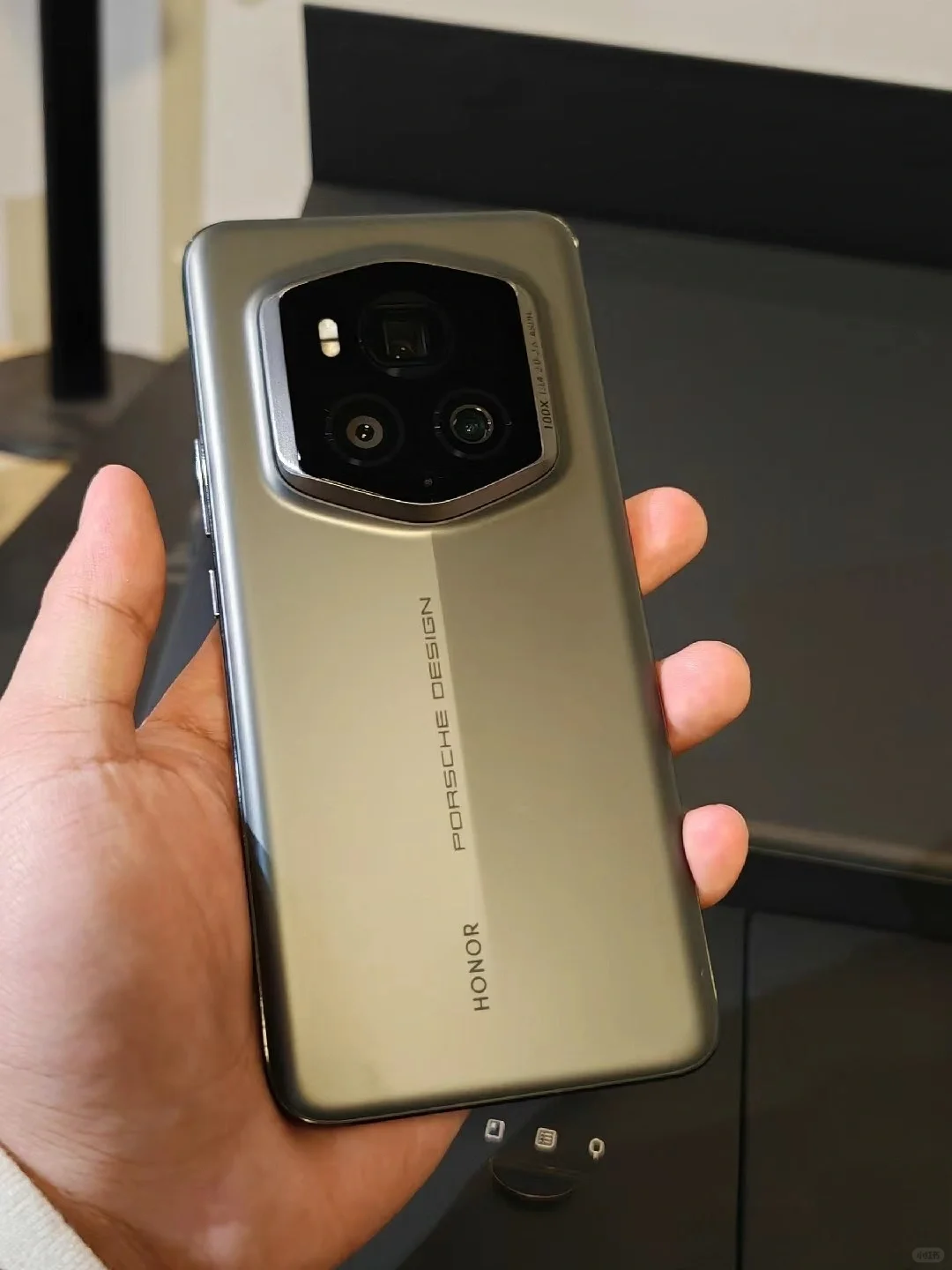 手持华为就是面子吗？那我用荣耀Magic6保时捷岂不是既有里子又有面子？
说句实...