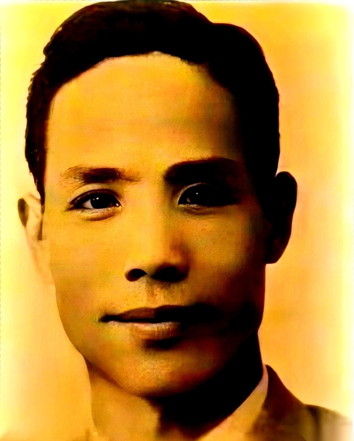 他爹是“密使一号”，在台湾刑场上没眨过一下眼。
他呢，在河南的街头巷尾，悄默声地