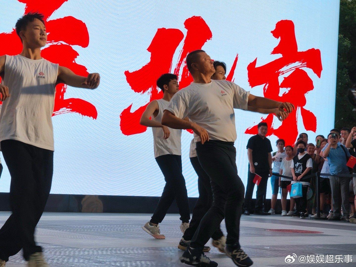 #姜铁红再跳奔腾助威奥运健儿# 姜铁红再现《奔腾》经典，用舞蹈为奥运健儿们送上力