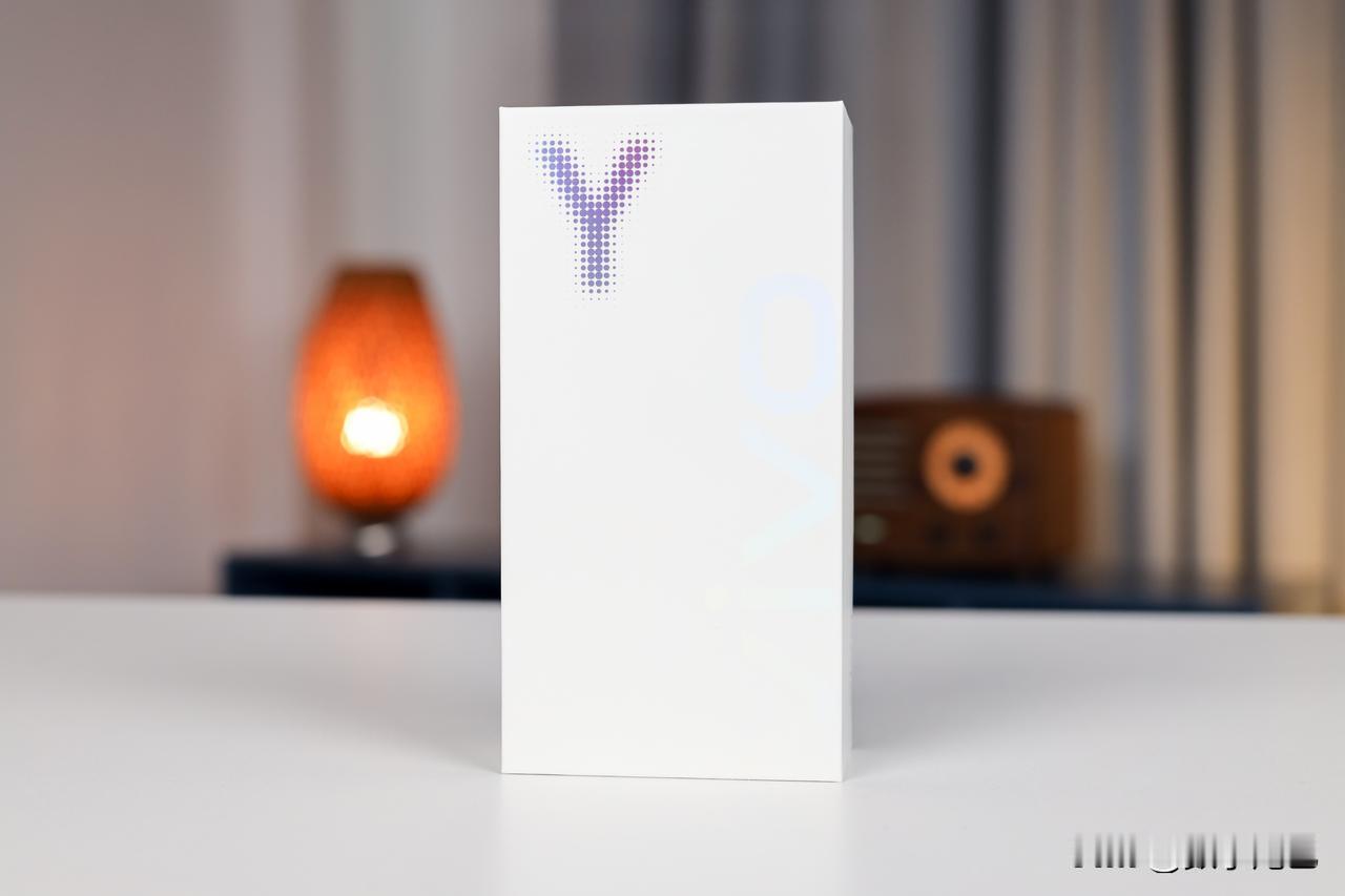 来看看蓝厂新推出的国民中端力作 —— Y200 GT，直屏 + 直角边框，去掉屏