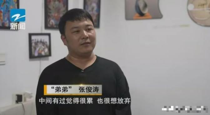 2009年，宁波一个18岁的小伙子走投无路，在公园长椅上睡了半个月，被一位陌生大