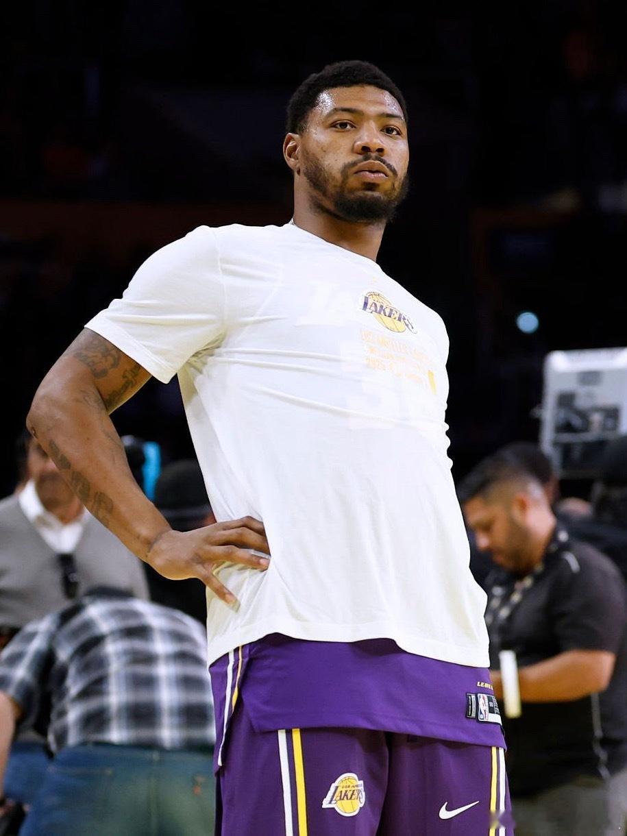 斯玛特因背部伤病管理，继续缺席明天对猛龙的比赛。湖人vs猛龙