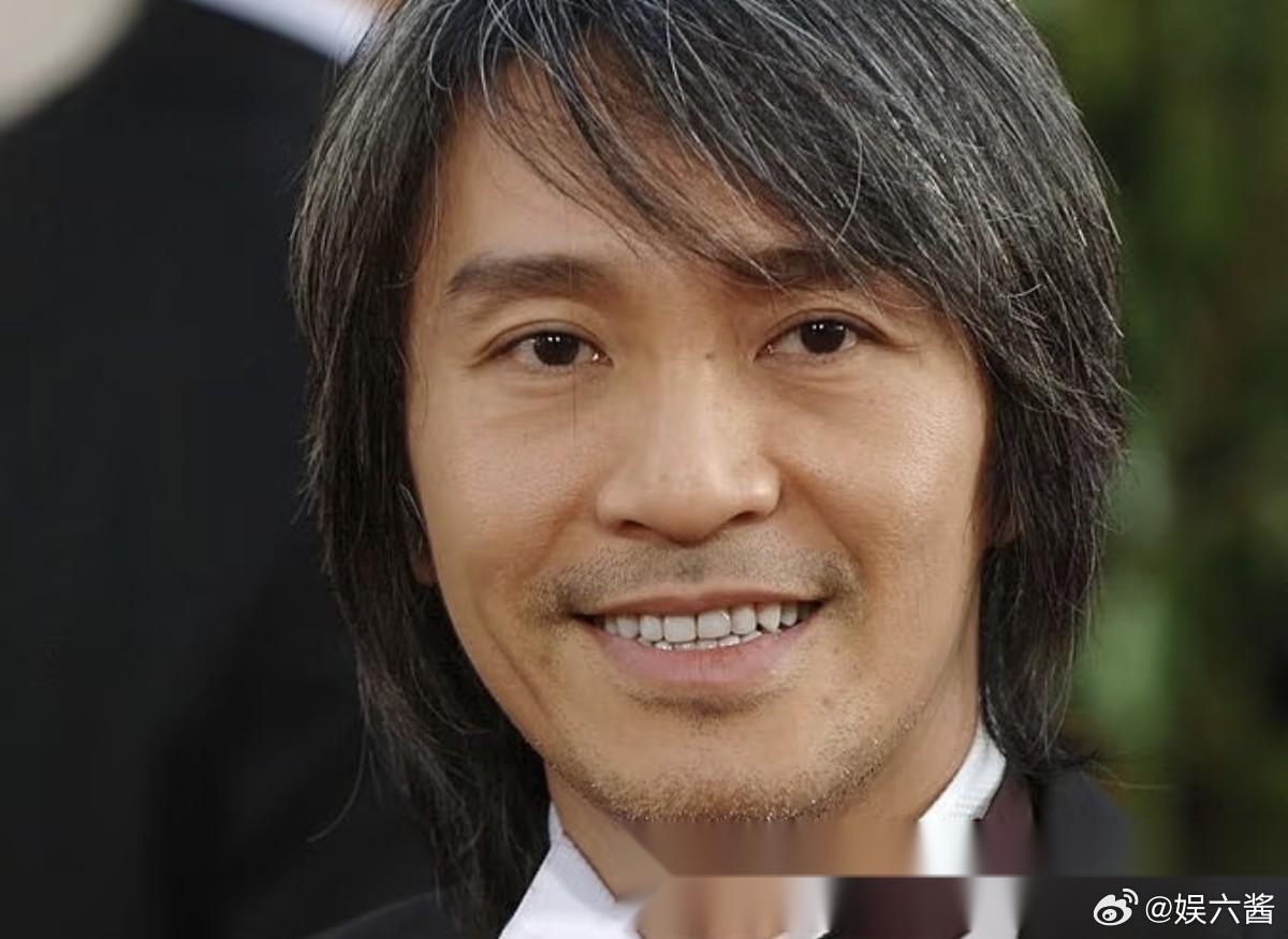 周星驰，新片定档！ 6月22日，演员周星驰突然冲上了热搜，让人没有想到的是，这次