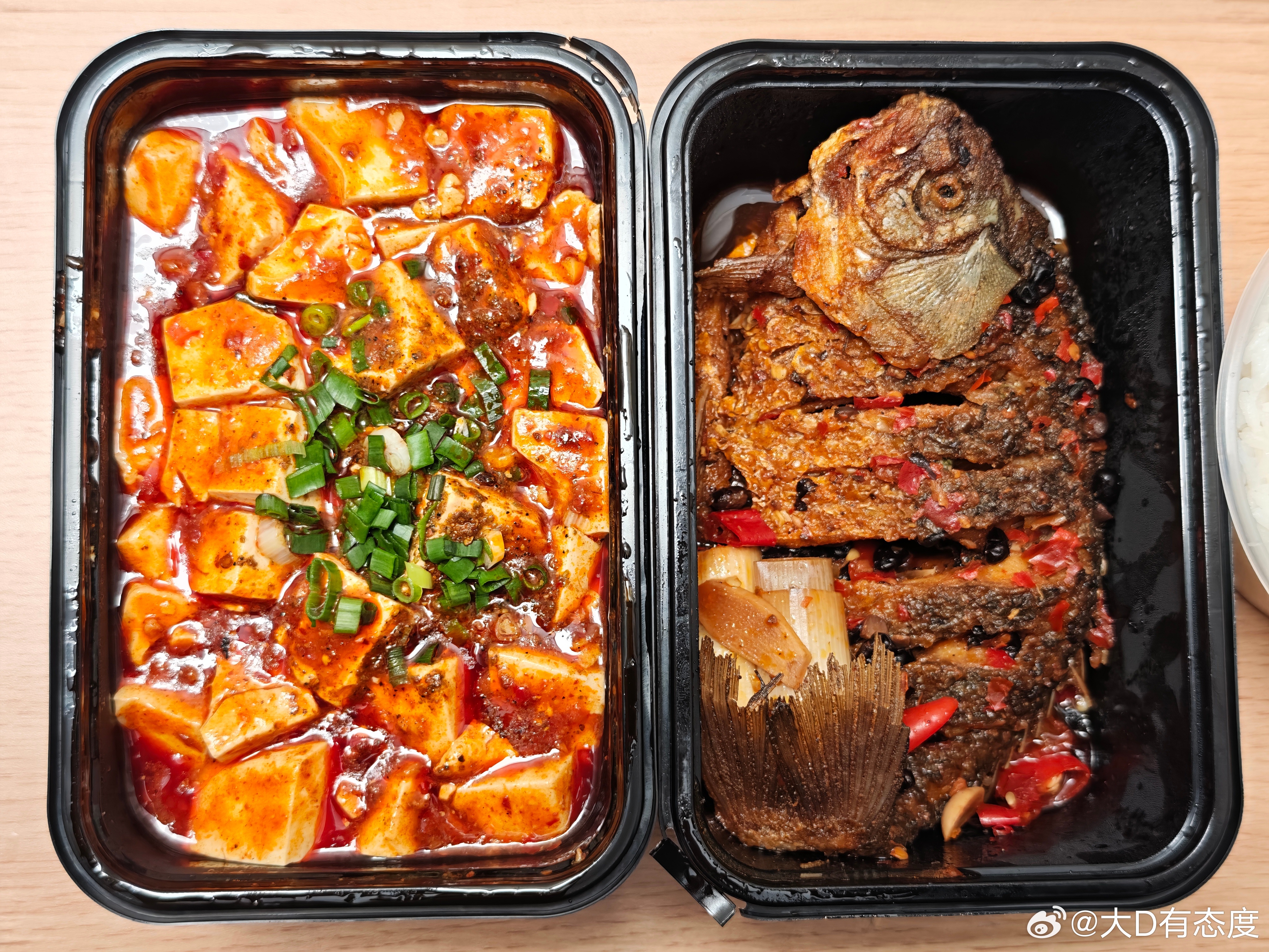 本来想关灯吃面，实在太饿了，来点红红火火辣辣的吧。关灯吃面