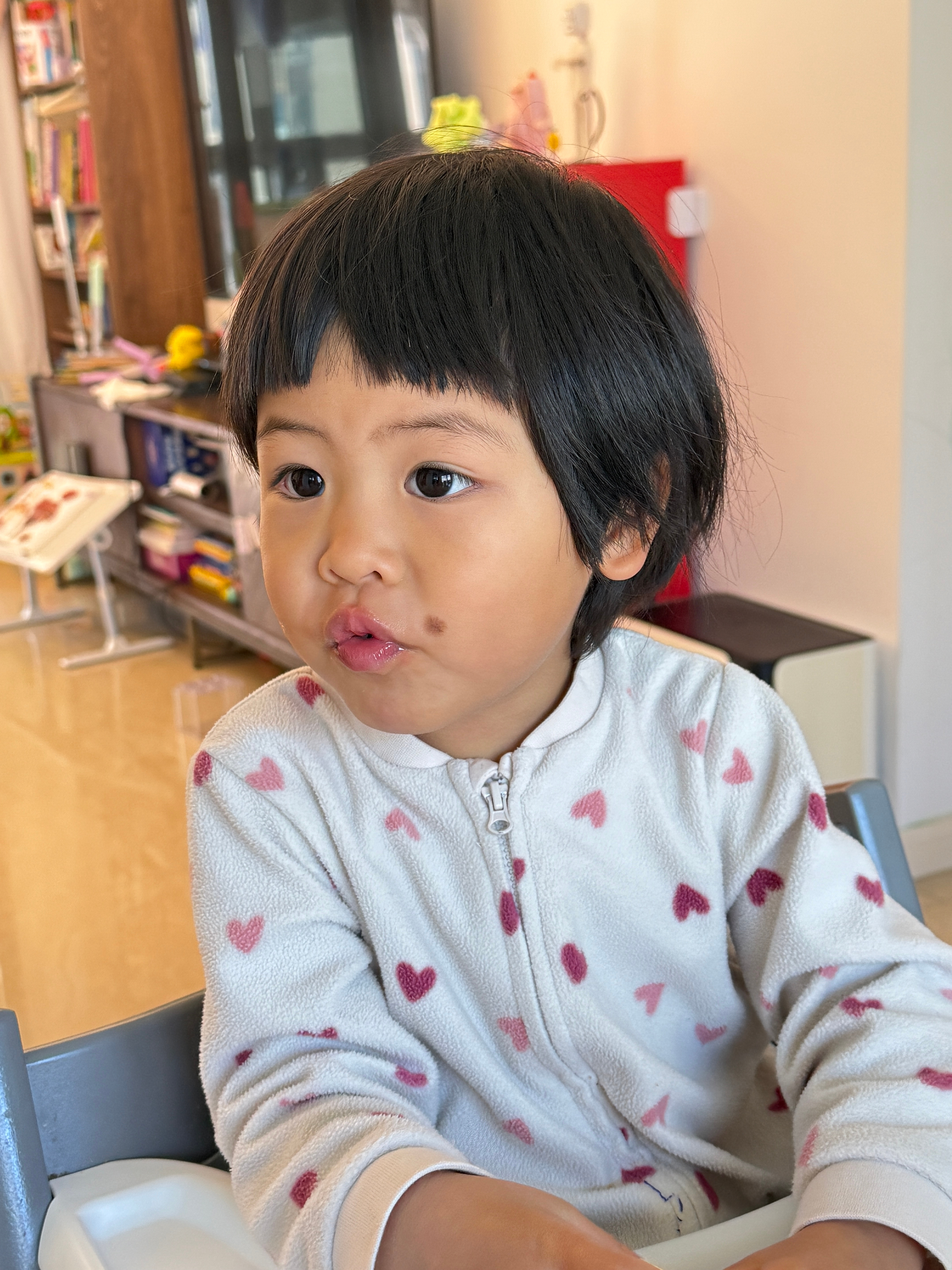 我在小素头上比划来比划去，自言自语说这头发怎么剪比较好呢球宝：蘑菇头，去找夜光菇