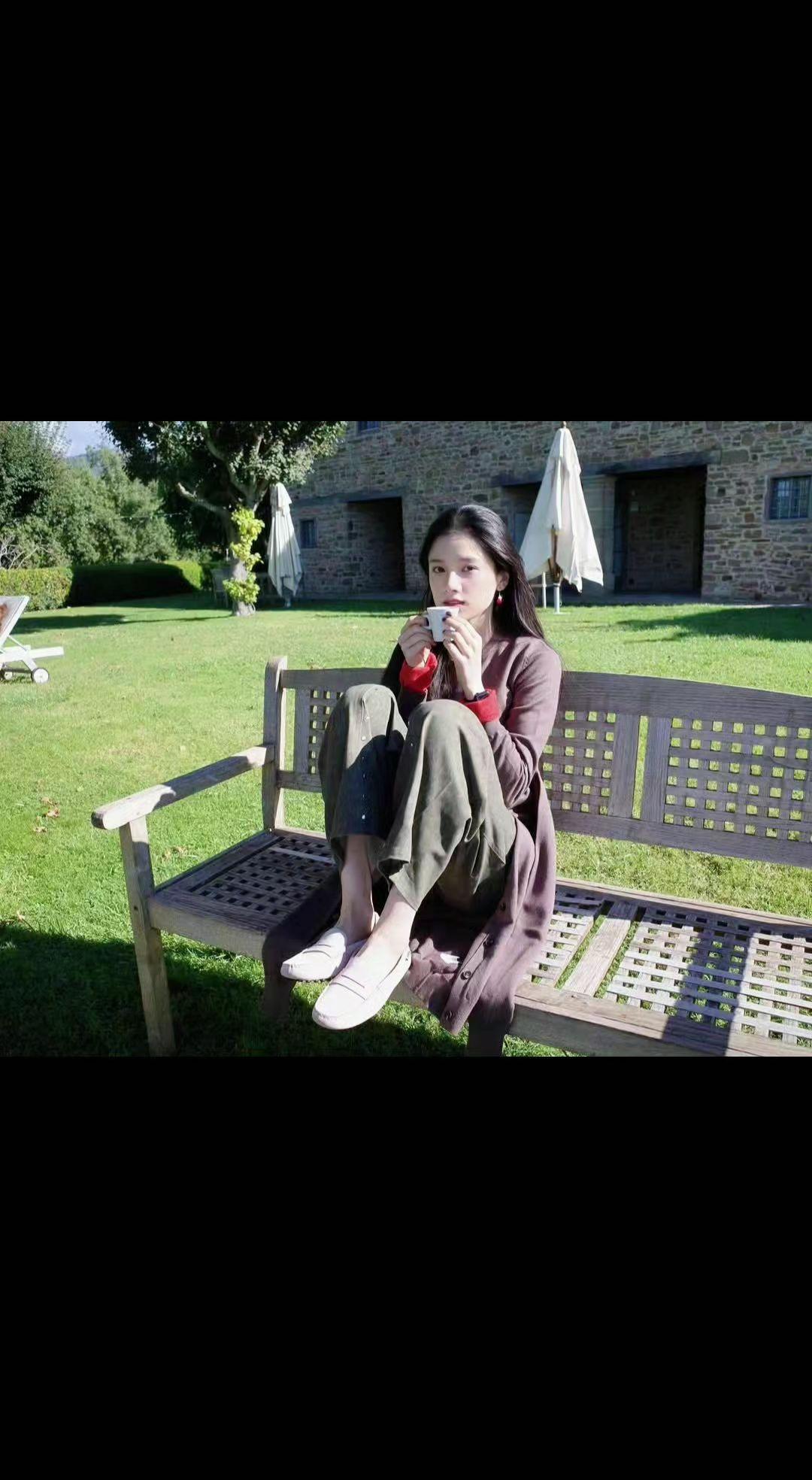 ☕阳光把长椅晒成暖面包，她捧着热饮像握着整个秋天。时光在草叶尖打盹，偷来的浮生半