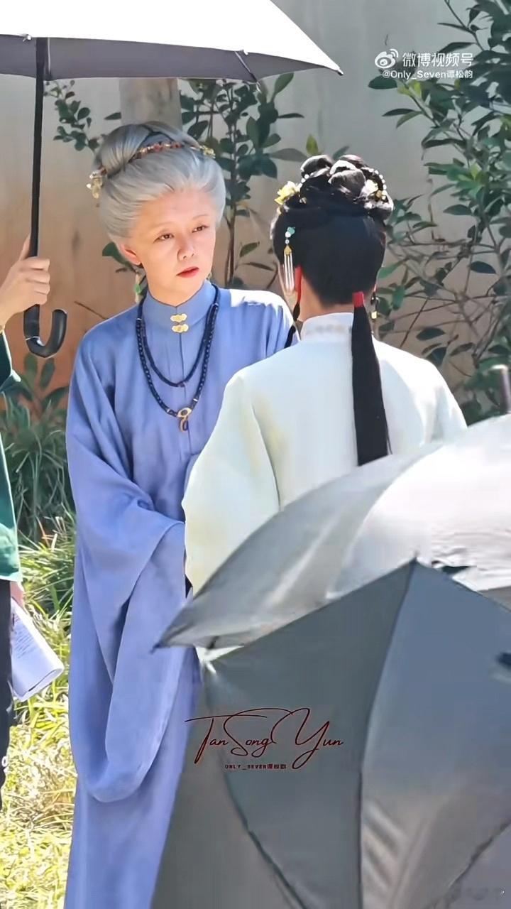 谭松韵兰香如故老年妆没认出这是谭松韵 一开始真的没认出来，白发皱纹太逼真了。她愿