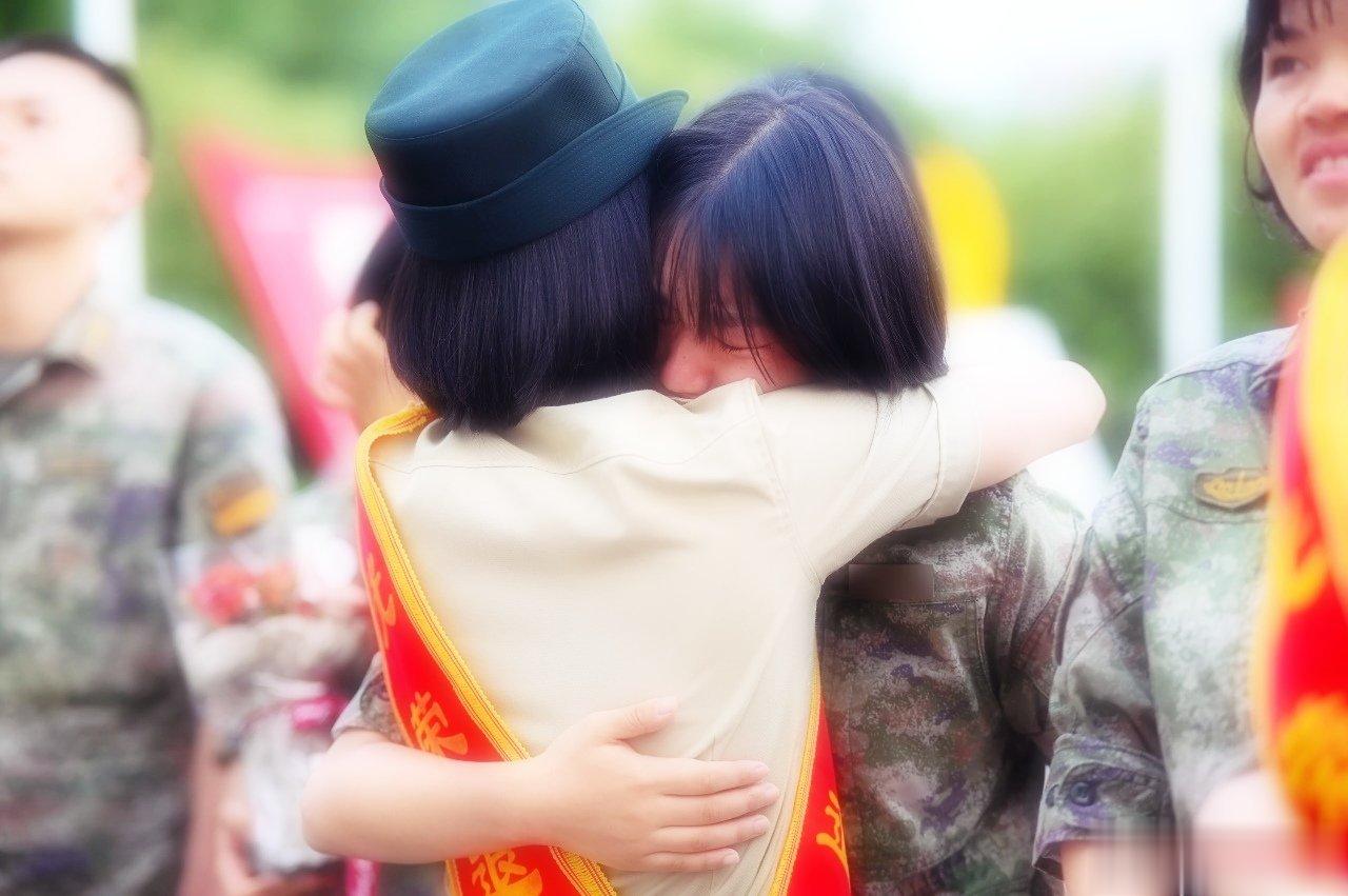 #东风快递[超话]##正青春火箭军##火箭军# 带着迷彩梦从军走天涯女儿十七八集