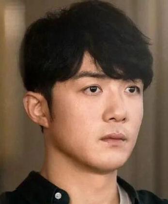 悬疑剧《除恶》中被称为“封神”的名场面是第七集结尾李泽锋饰演的程小东开车撞飞毒贩