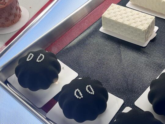 来试吃蛋糕喽～