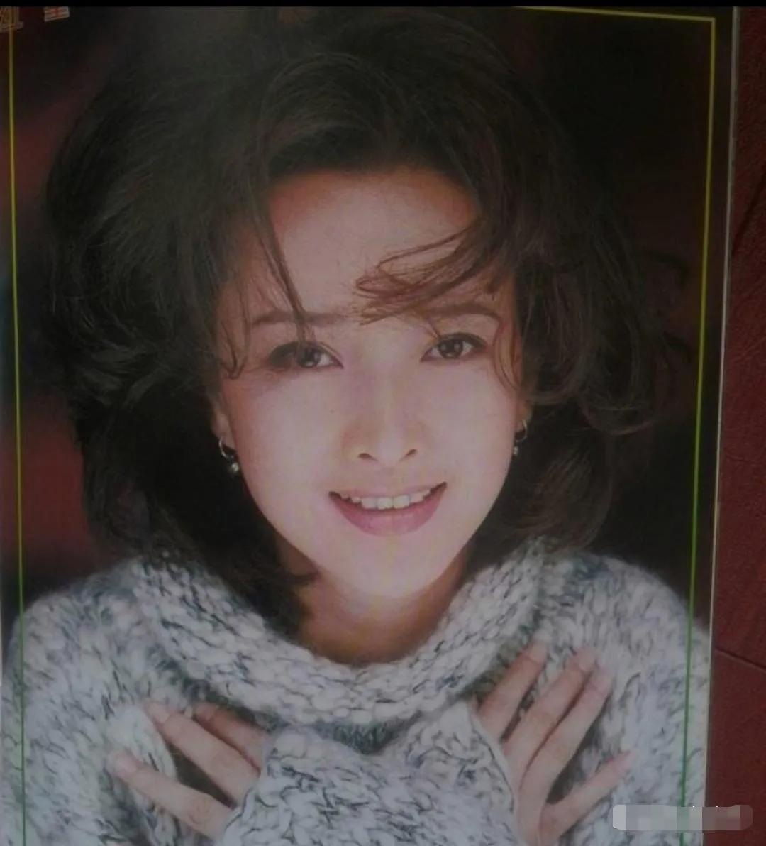 许亚军和何晴的儿子许何顺利完成中戏学业，他的身材非常高大，长相帅气，继承了老爸许