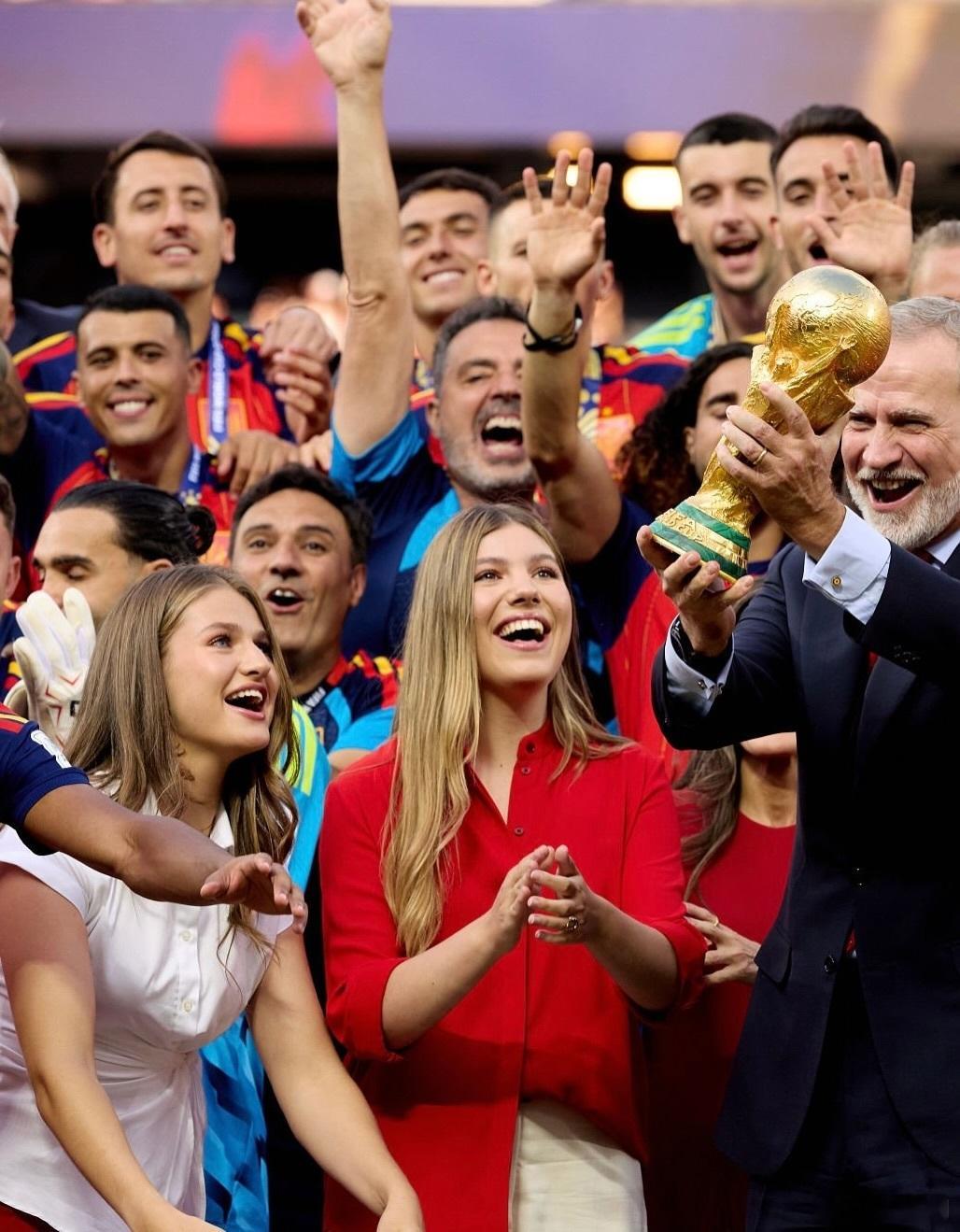 西班牙王室 🇪🇸费利佩国王、莱蒂齐亚王后、莱昂诺尔公主、索菲亚公主和西班牙队