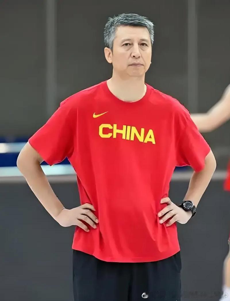 郭士强指导执教男篮后坚持的两个原则：1、要营造困难的氛围，2、集训要高度保密，拒