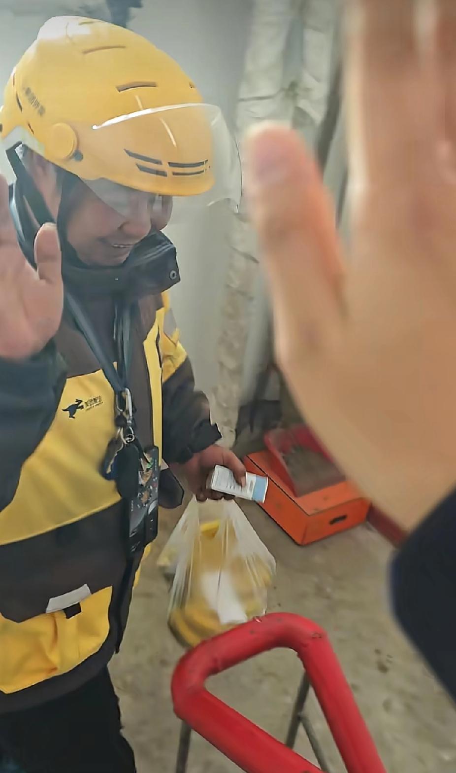 一位点外卖的年轻女子，竟然跟外卖小哥为配送费起了“争执”，年轻女子的一个举动，更