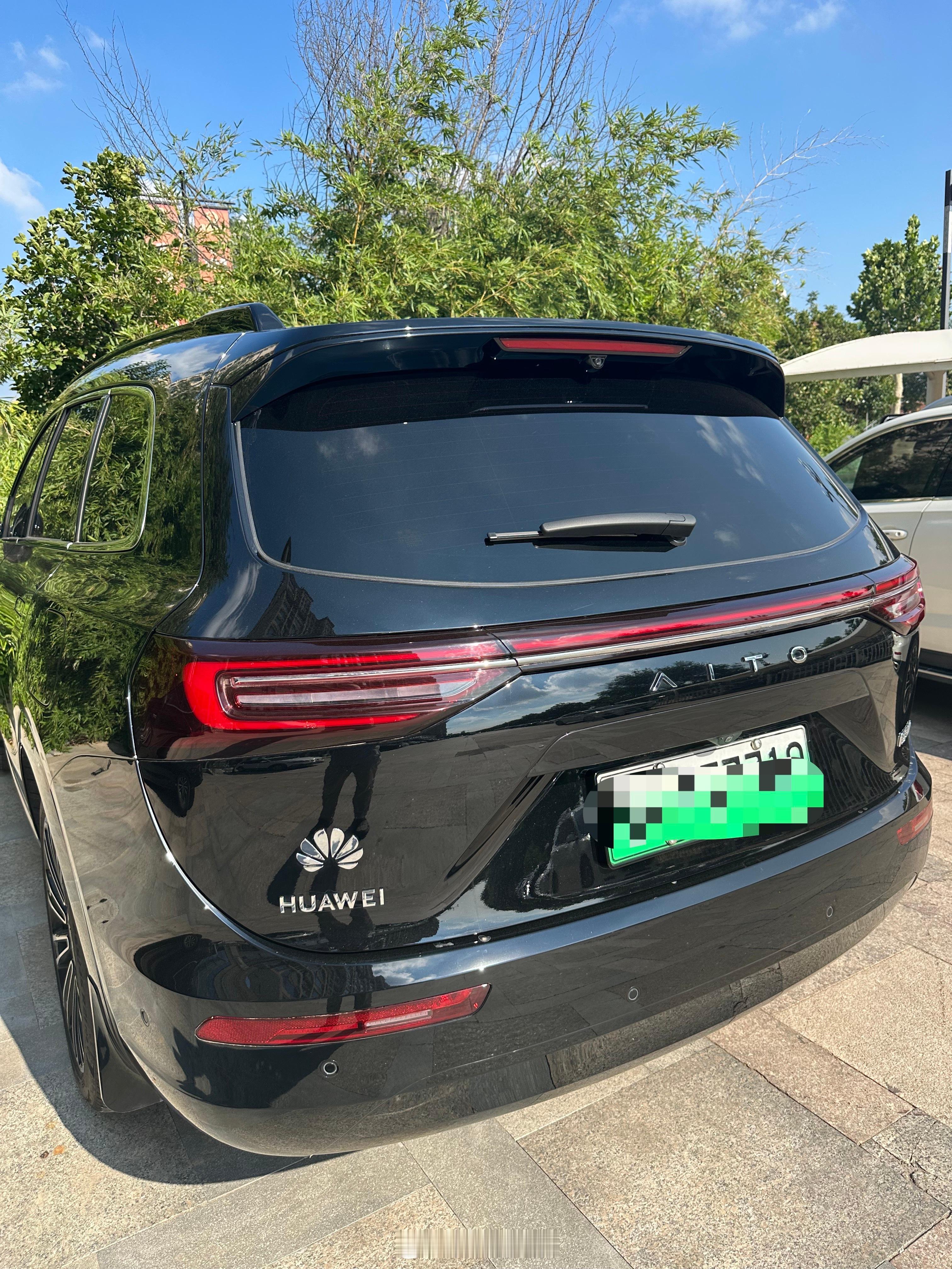 华为不造车，用户自己买个标贴到车上 ​​​