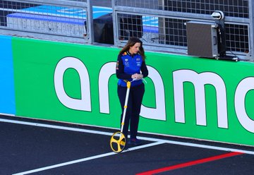 现场捕捉到汉娜在精确测量从发车网格到 1 号弯处之间的距离她又在动什么小心思？2