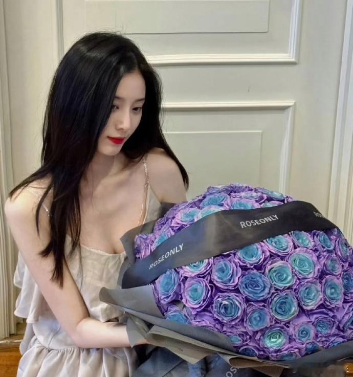 黄子韬送给徐艺洋的99朵玫瑰虽贵但丑 ​​​