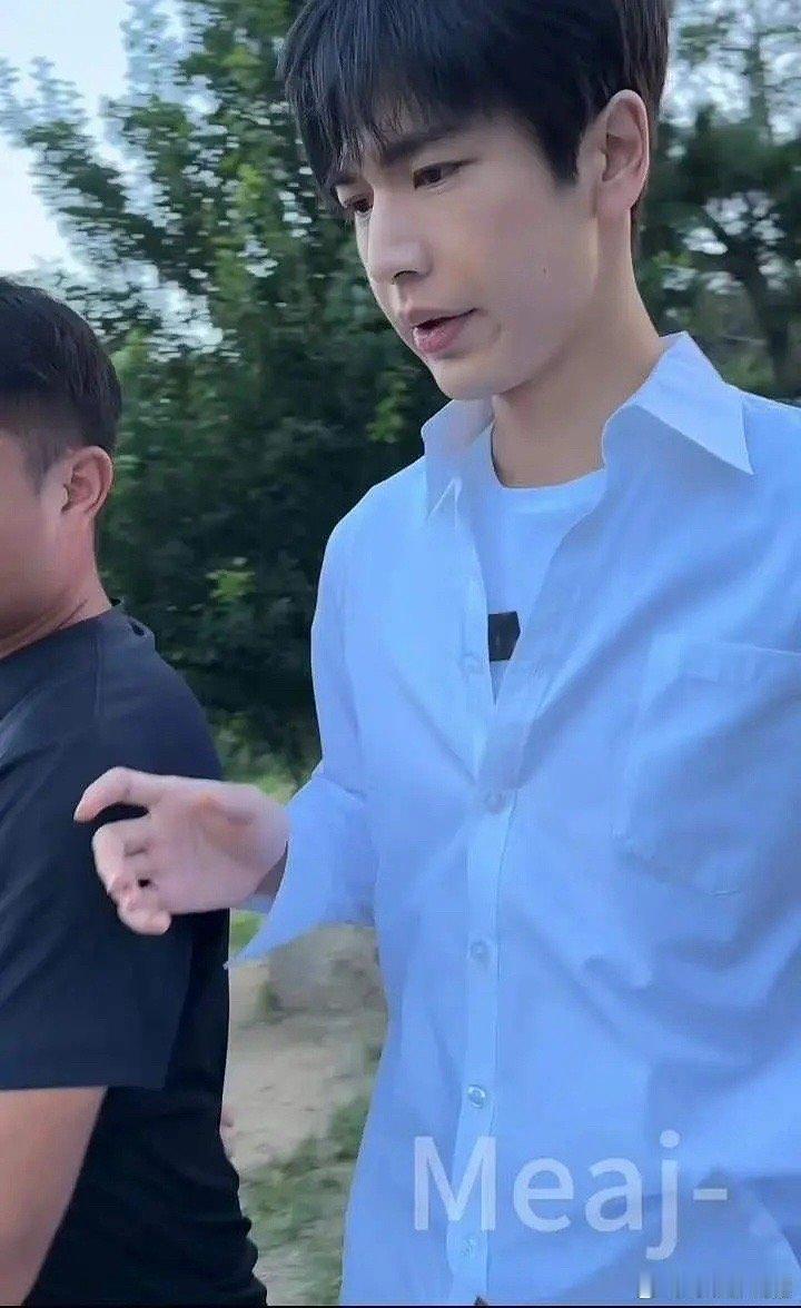 张凌赫最新状态如何？丝毫不像学生 ​​​